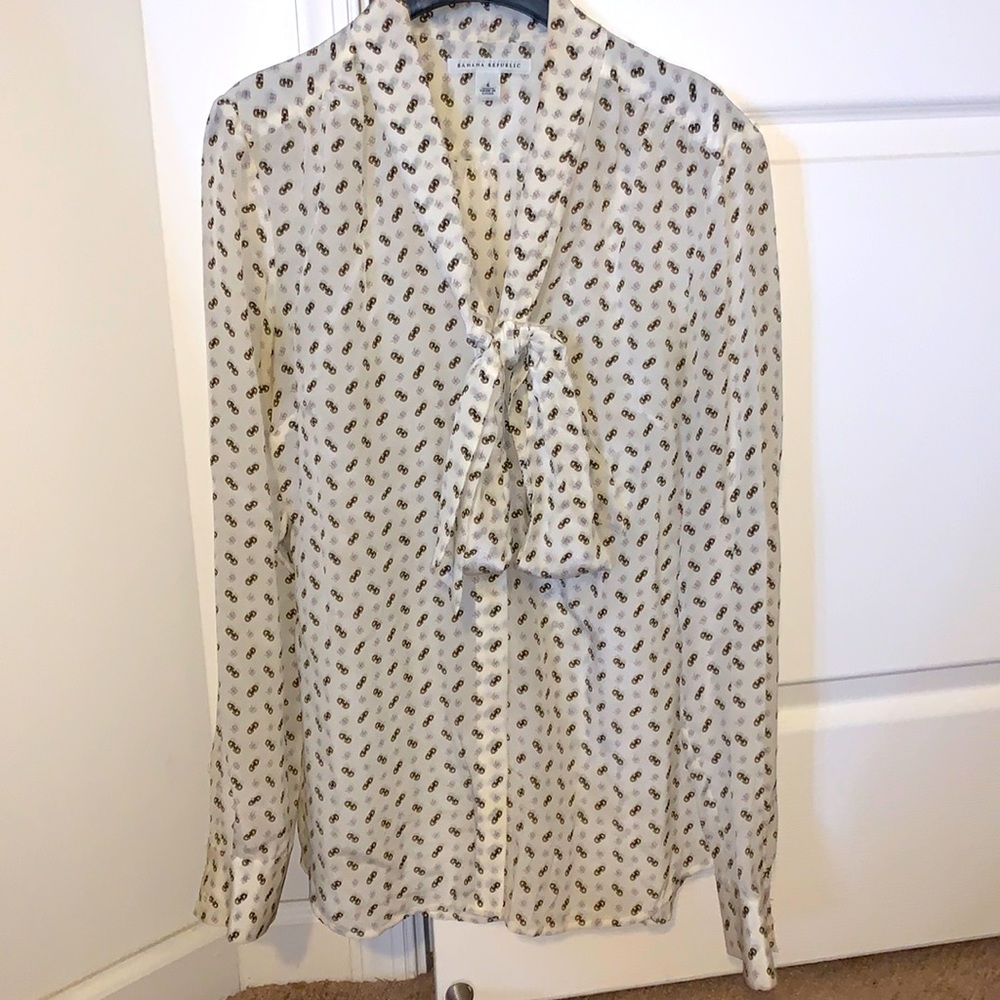 Banana Republic logo 100% Silk Blouse